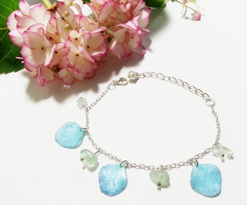 color & flower embossed jewelry - Wishing Bracelet Blue Hydrangea petals - สร้อยข้อมือ - พืช/ดอกไม้ สีน้ำเงิน