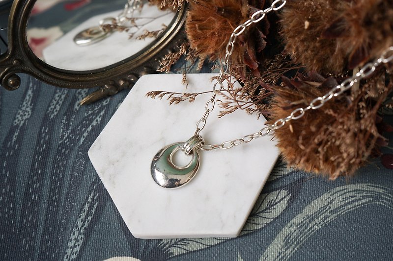 [Antique jewelry/old western pieces] VINTAGE TRIFARI simple oval golden vintage necklace - สร้อยคอ - โลหะ สีเงิน