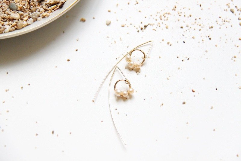 Simple Pearl Pearl Long Earrings / Modern Pearl 14KGF long dangle earring - Earrings & Clip-ons - Gemstone White