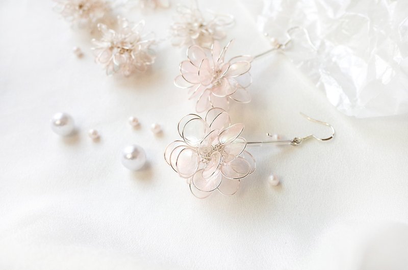 Water Elf Flower Ball-Handmade Earrings Clip-On Ear Pins - ต่างหู - เรซิน ขาว