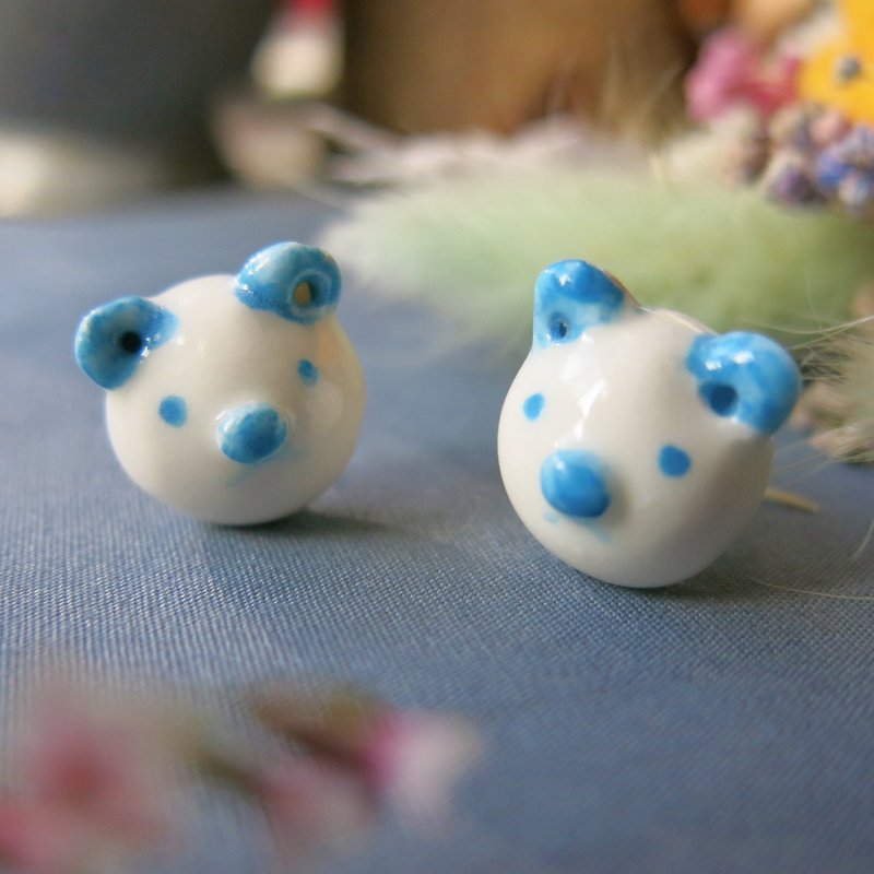 【陶藝家手作】藍耳小白熊 貼耳式 手作白瓷耳環 - 耳環/耳夾 - 瓷 白色
