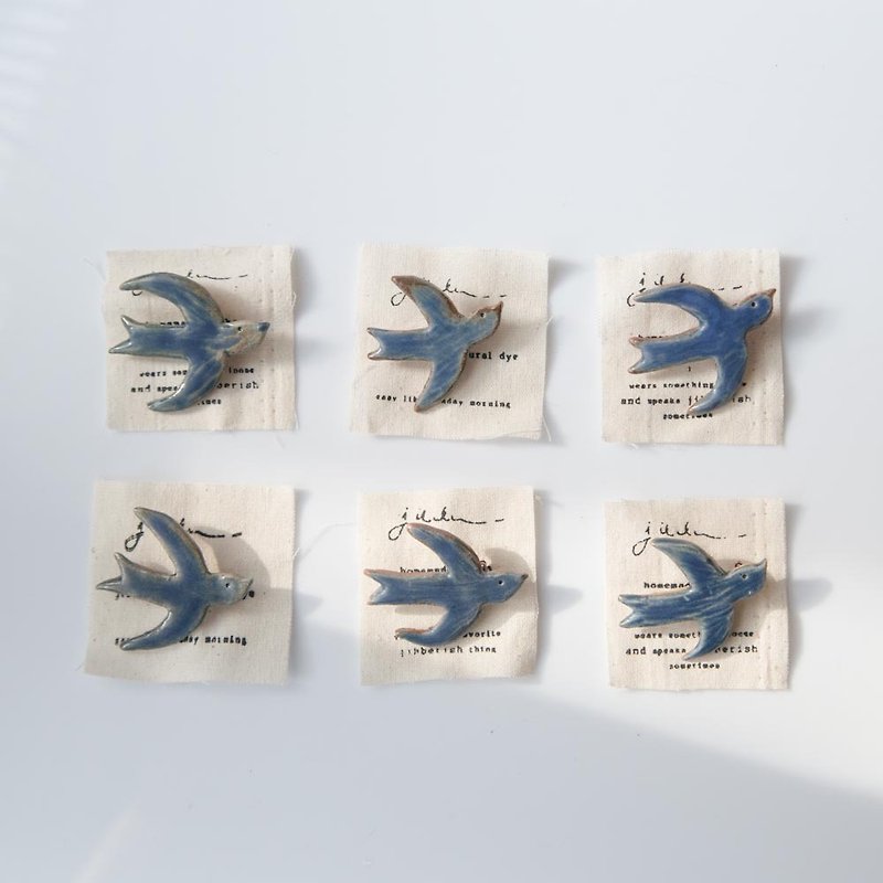 Blue Sea bird | Ceramic Brooch - เข็มกลัด - ดินเผา สีน้ำเงิน