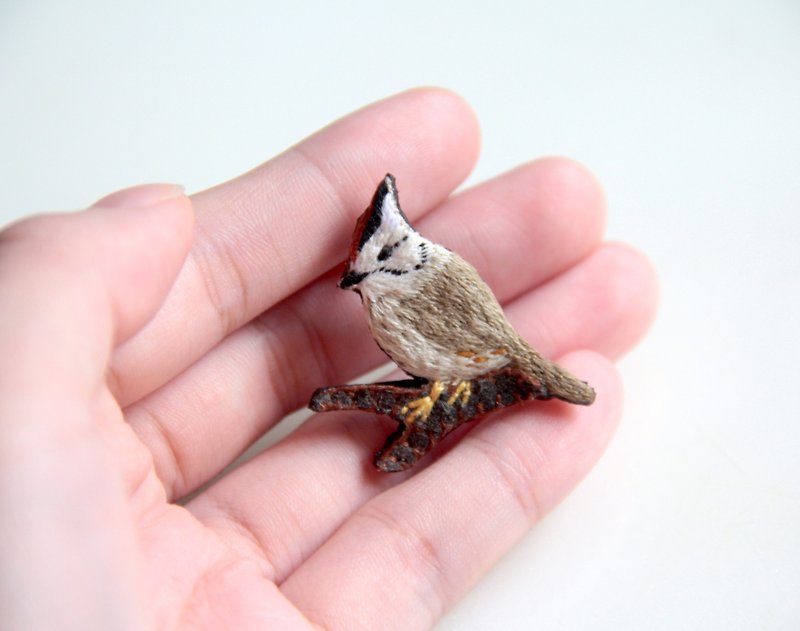 Taiwan wild bird embroidery brooch crown feather thrush - Brooches - Thread Khaki