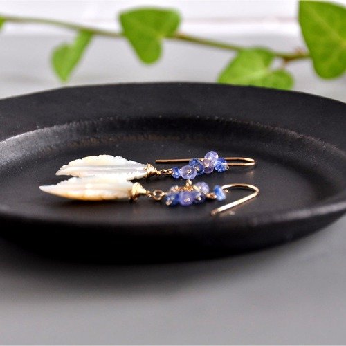 14kgf/マザーオブパール リーフカービングxタンザナイトピアス