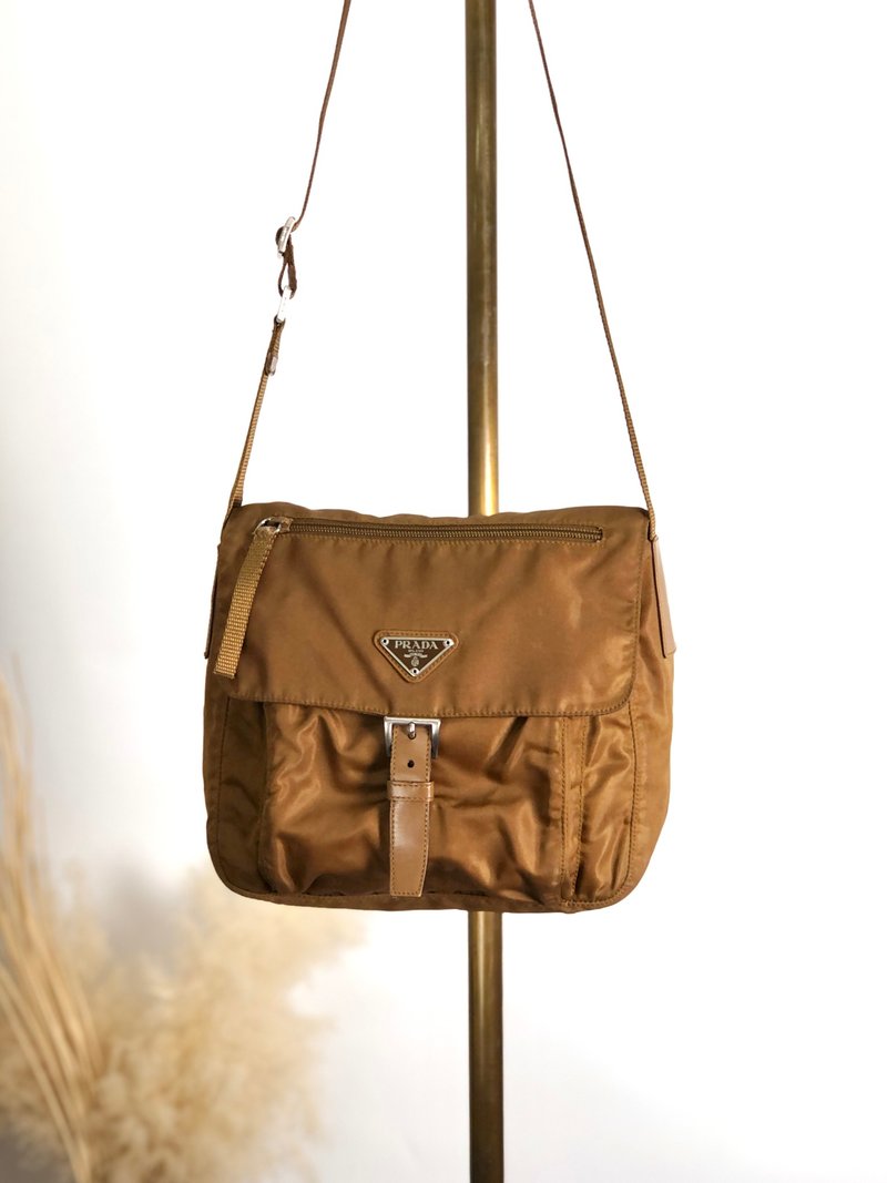 【 日本直送　名牌中古包 】PRADA プラダ ショルダーバッグ ブラウン トライアングルロゴ フロントバックル ナイロン vintage j8zznk - 側背包/斜背包 - 尼龍 咖啡色
