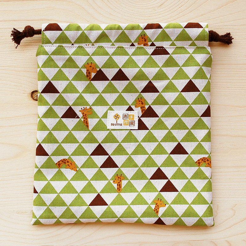 Triangular Giraffe Drawstring Pocket (Large) - กระเป๋าเครื่องสำอาง - ผ้าฝ้าย/ผ้าลินิน สีเขียว