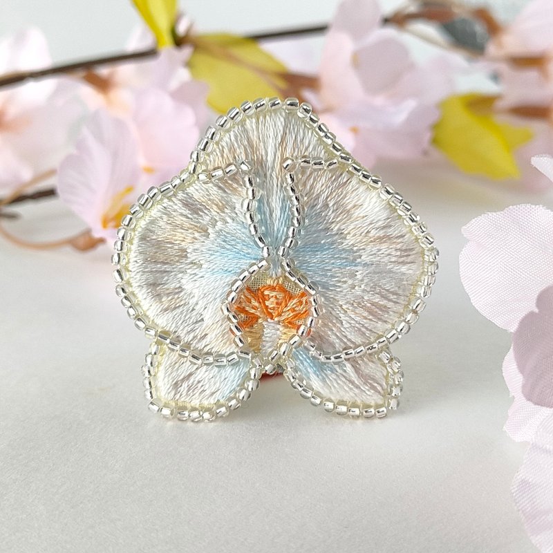胡蝶蘭の刺繍ブローチ大 - 胸針 - 棉．麻 白色