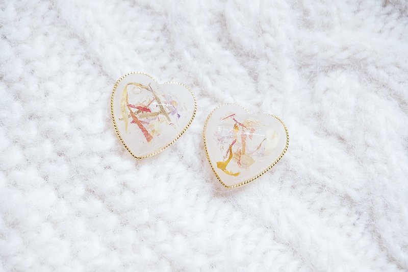 Pierce 雑 ピアス - retro transparent heart-shaped dried flower earrings - Earrings & Clip-ons - Plants & Flowers White