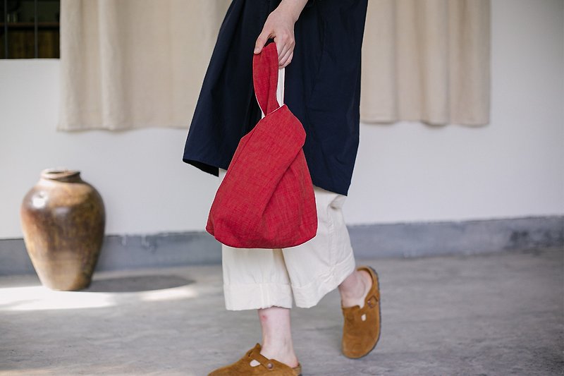 Tomato New Year Red Linen Wrist Bag Japanese Style Handle Cloth Bag - กระเป๋าถือ - ผ้าฝ้าย/ผ้าลินิน สีแดง