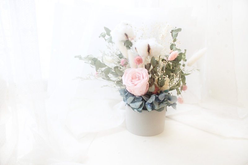 フランスの甘いマシュマロの花小さな丸いテーブルの花、エレガントなパウダー、永遠のバラと綿花のセレモニー - ドライフラワー・ブーケ - 寄せ植え・花 ピンク