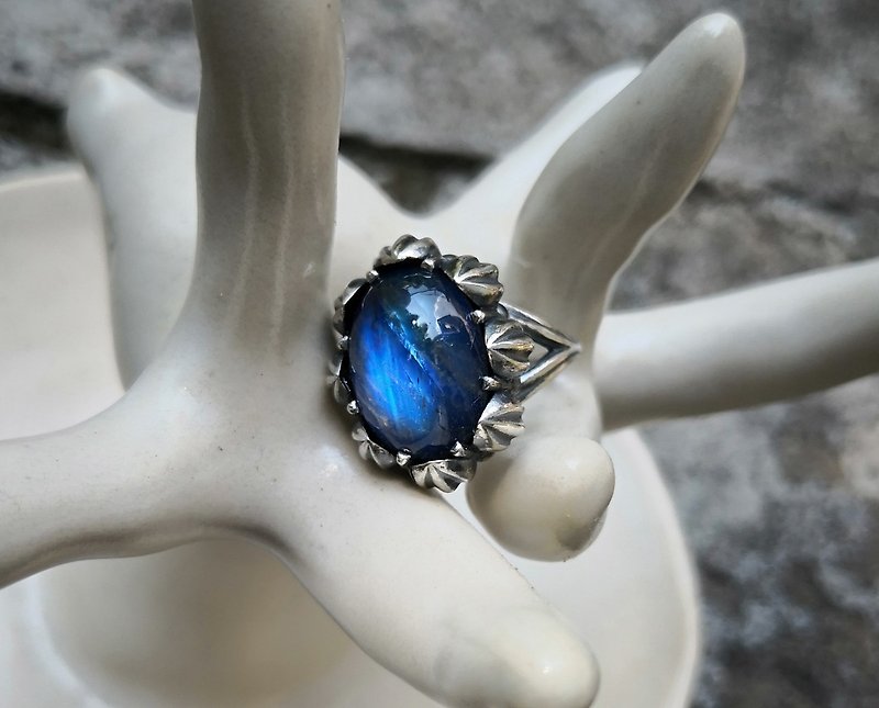 Delia Flower Vintage Ring-Blue Labradorite - แหวนทั่วไป - เงินแท้ สีน้ำเงิน