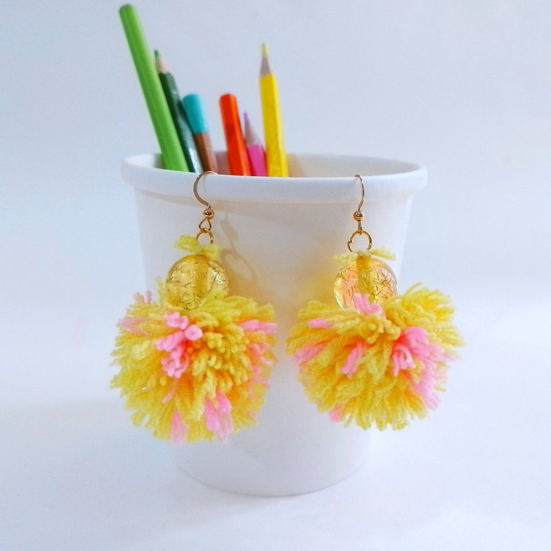 Adorable sweet colorful Pom Pom earrings with beads - 耳環/耳夾/耳骨夾 - 其他材質 