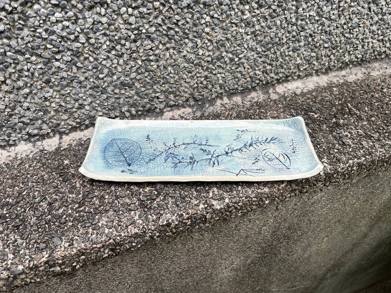 Hibernating jasmine leaves hand-painted pottery long tray 23.8x8.8 x 2cm - ของวางตกแต่ง - ดินเผา 