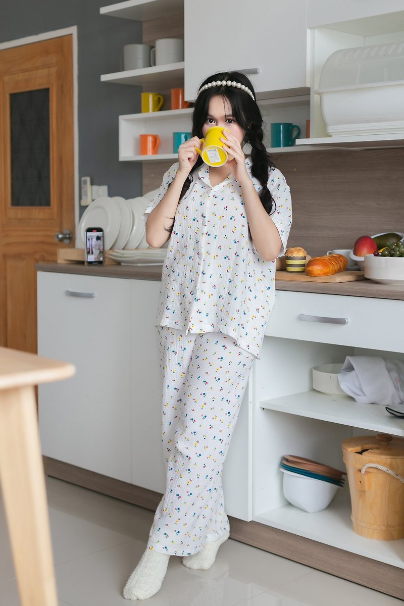 Flower colorful-Cotton100% Pajamas set (Short sleeves with pants) - 睡衣/家居服 - 棉．麻 白色