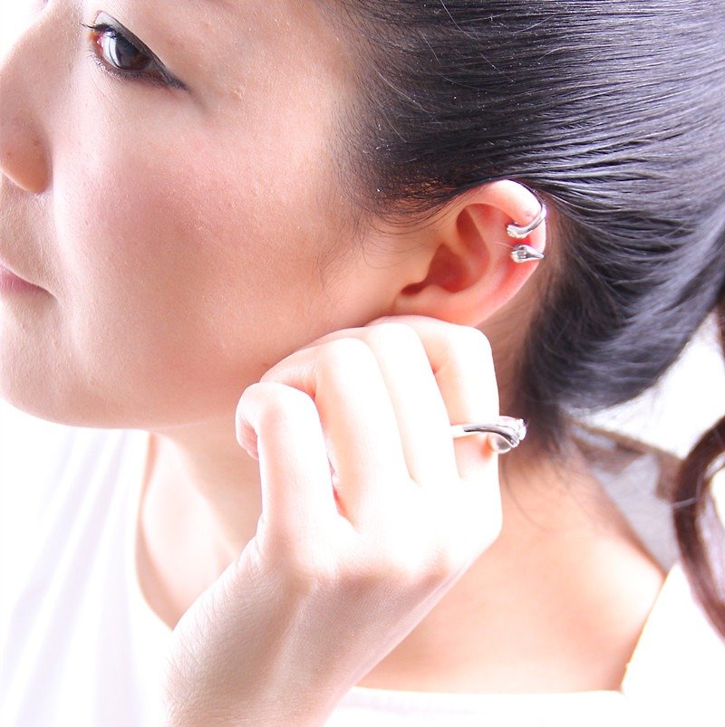 YUNSUO-original design-hand shape pearl ear cuff - ต่างหู - โลหะ 