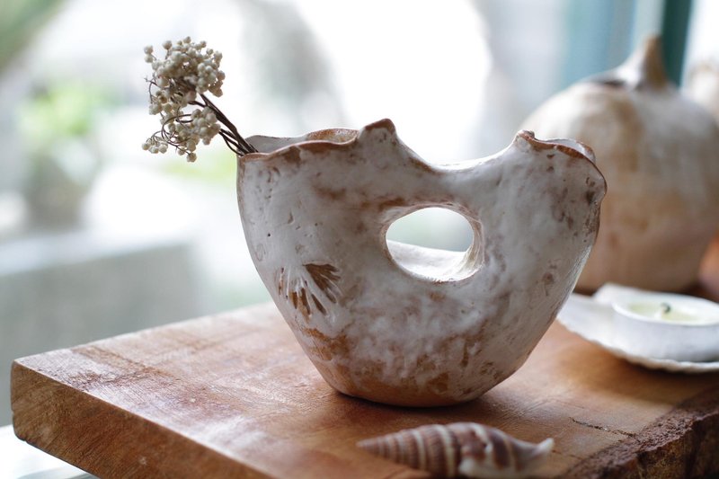 Hand-kneaded imitation fossil open-hole ceramic flower pot/vase - เซรามิก - ดินเผา ขาว