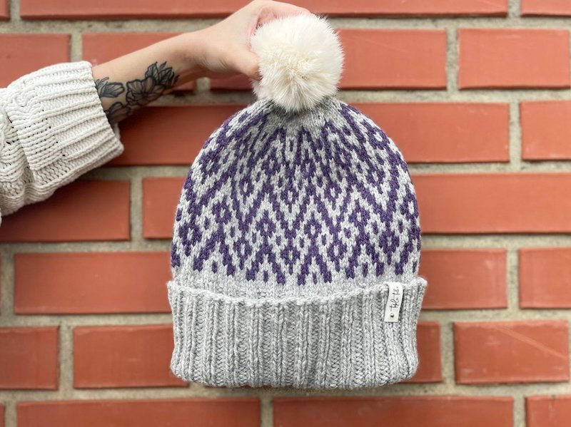 Warm handmade knitted hat | レディース帽子 - หมวก - วัสดุอื่นๆ สีเทา