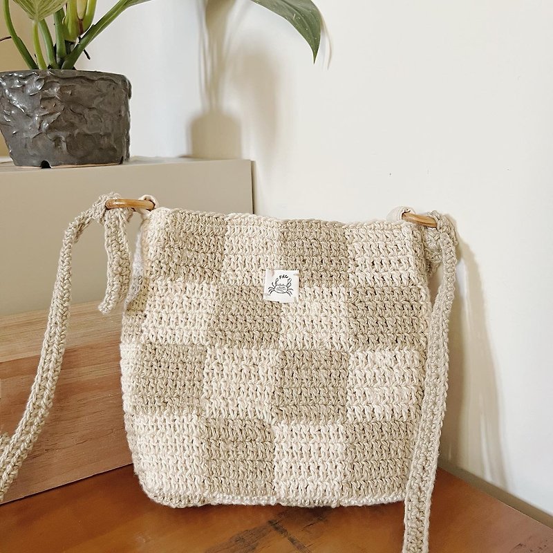 Handmade Checkered Crochet Bag丨Off-White & Khaki - กระเป๋าแมสเซนเจอร์ - ผ้าฝ้าย/ผ้าลินิน สีเขียว