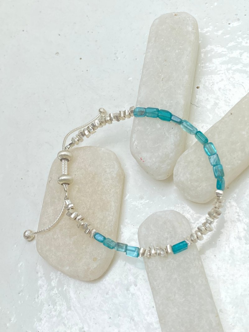 SERENE SEA: Apatite and silver beads bracelet (B00098) - สร้อยข้อมือ - เงิน สีน้ำเงิน