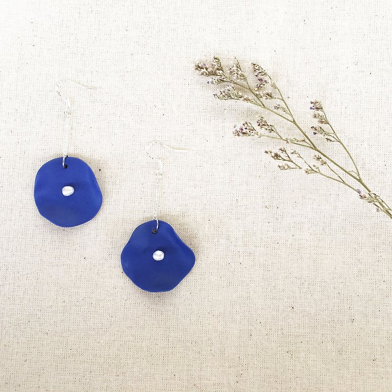 Handmade Clay Lotus Leaf with Pearl Earring - Navy Blue - ต่างหู - ดินเผา สีน้ำเงิน