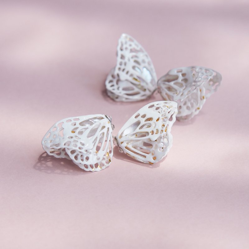 Hollow origami enamel double butterfly pearl earrings / double wear design to order production - Earrings & Clip-ons - Enamel White