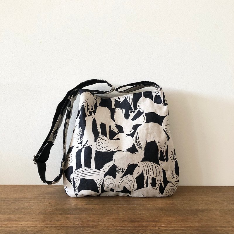 One-handle bag Mina Perhonen Life Puzzle Handmade - กระเป๋าแมสเซนเจอร์ - ผ้าฝ้าย/ผ้าลินิน สีดำ