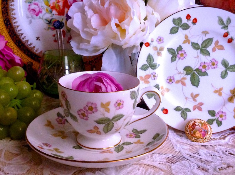♥ ♥ Annie crazy Antiquities British bone china Royal Queen Wedwgood tall wild strawberry flower cup coffee cup two groups ~ birthday gift Christmas gifts - ถ้วย - เครื่องลายคราม 