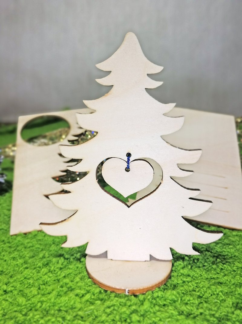 Christmas Tree with Heart Laser Engraved Wooden Christmas Card - การ์ด/โปสการ์ด - ไม้ สีนำ้ตาล