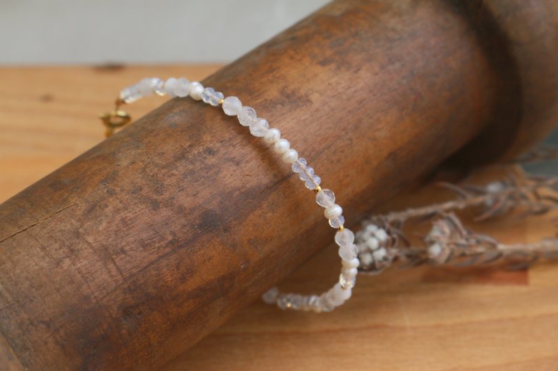 Moonstones pearl brass 0982 Year without a summer - Bracelets - Gemstone White