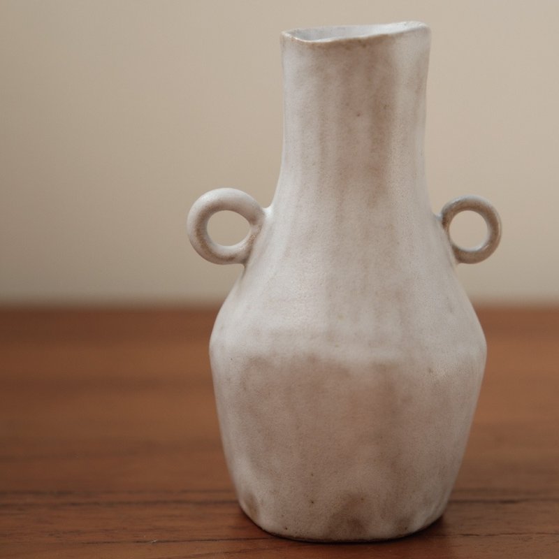 【Chiao】 Hand-made flower vase - Pottery & Ceramics - Pottery White