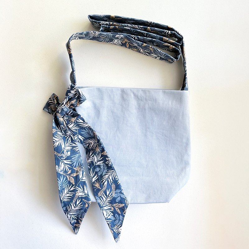 Baozhu sister handmade//bowknot fabric shoulder bag (small) (light blue and dark blue patterned cloth) - กระเป๋าแมสเซนเจอร์ - ผ้าฝ้าย/ผ้าลินิน สีน้ำเงิน