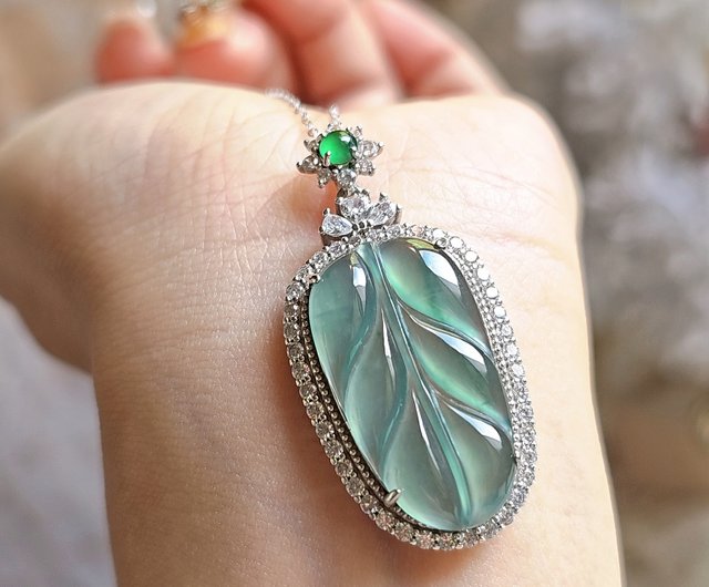 一攫千金|高氷ブルー系翡翠、フローティングフラワーが輝く大きな葉|A