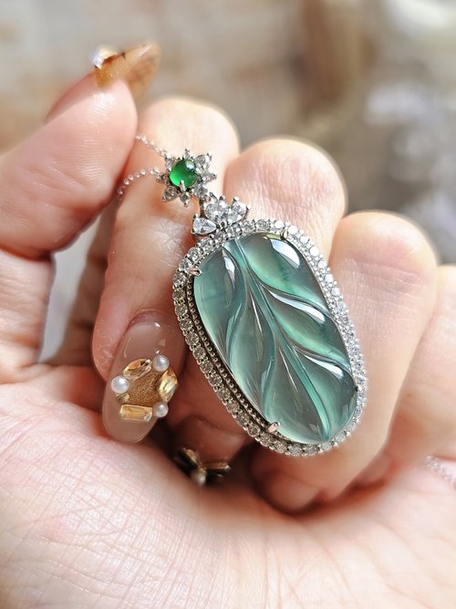 翡翠 花と葉のペンダントチャーム 翡翠 花と葉のペンダントチャーム