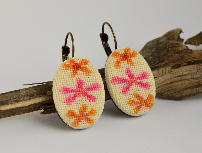 橙色粉色花朵刺繡耳環十字繡花卉飾品手工製作的女孩禮物 - 耳環/耳夾/耳骨夾 - 繡線 多色