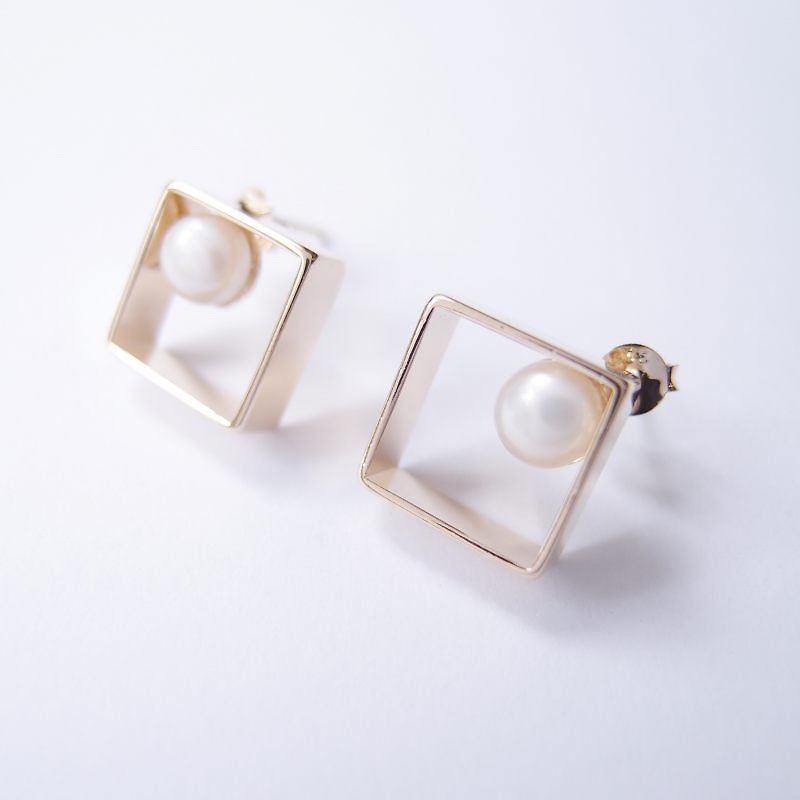 Rhombus frame pearl earrings - ต่างหู - โลหะ สีทอง