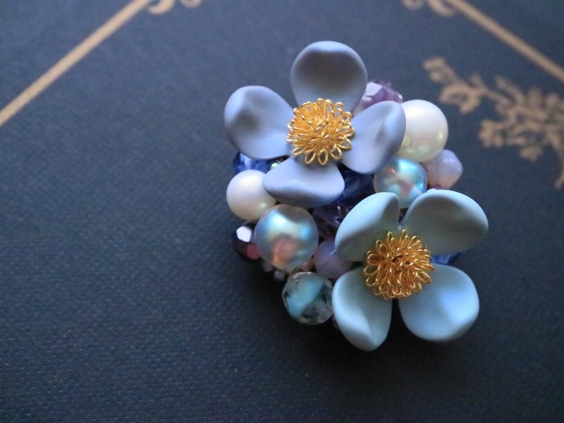 花水木のブローチ ブルー　上品 ヴィンテージ風 パール はなみずき ハナミズキ 花 フラワー 春 チェコガラス チェコビーズ 青 くすみカラー ギブレ ジーヴル - 胸針 - 玻璃 藍色