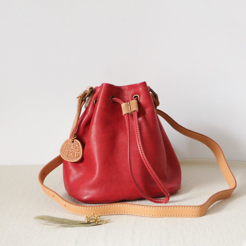 Limited sale: Stylish drawstring luxury cowhide shoulder bag in red - กระเป๋าแมสเซนเจอร์ - หนังแท้ สีแดง