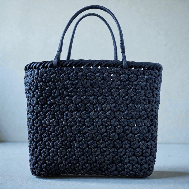万能な黒のクラフトバンド花結び編みトートバッグ　かご　ブラック　シンプル　新年会　食事会 - トートバッグ・ハンドバッグ - 紙 ブラック