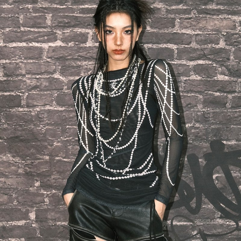 Pearl Optical Illusion Print Boat Neck Slim Fit Hip Wrap Dress - เสื้อเชิ้ตผู้หญิง - วัสดุอื่นๆ สีดำ