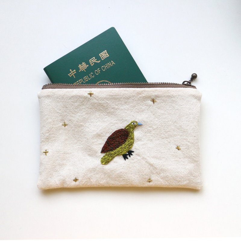 Hand embroidered zipper bag/Star Bird - กระเป๋าเครื่องสำอาง - ผ้าฝ้าย/ผ้าลินิน ขาว