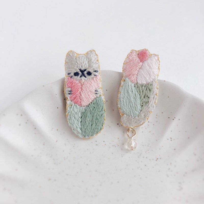 鬱金香和貓刺繡耳環 - 耳環/耳夾/耳骨夾 - 繡線 粉紅色