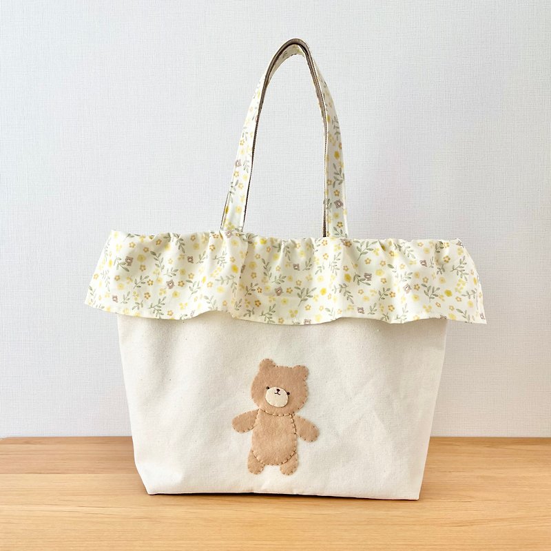 Big tote bag with bear appliqué - กระเป๋าถือ - ผ้าฝ้าย/ผ้าลินิน สีเหลือง