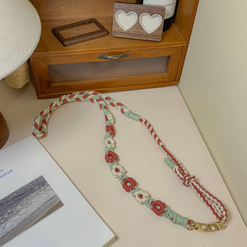 MUMU 可調整長度編織小花手機掛繩 附贈一片手機透明墊片 - 手機掛繩/背帶 - 棉．麻 