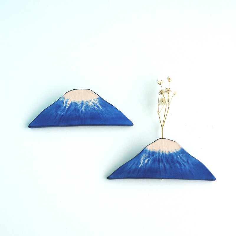 Pine Nut Mount Fuji Pin Hand Dyed Leather - Brooches - Genuine Leather Blue