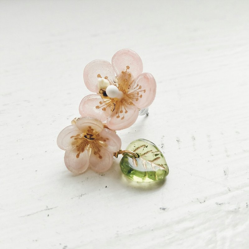 momolico 桃子莉可手工耳環  不對襯 梅花 夾式 - 耳環/耳夾 - 其他材質 粉紅色