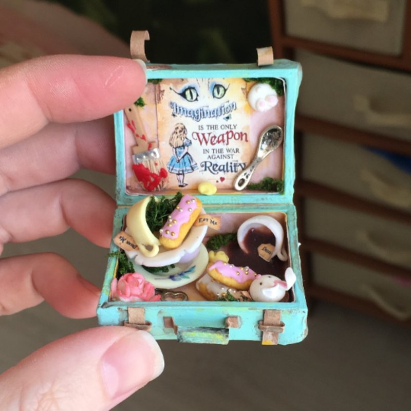 Miniature suitcase in the style of Alice in Wonderland - 公仔/玩偶 - 其他材質 多色
