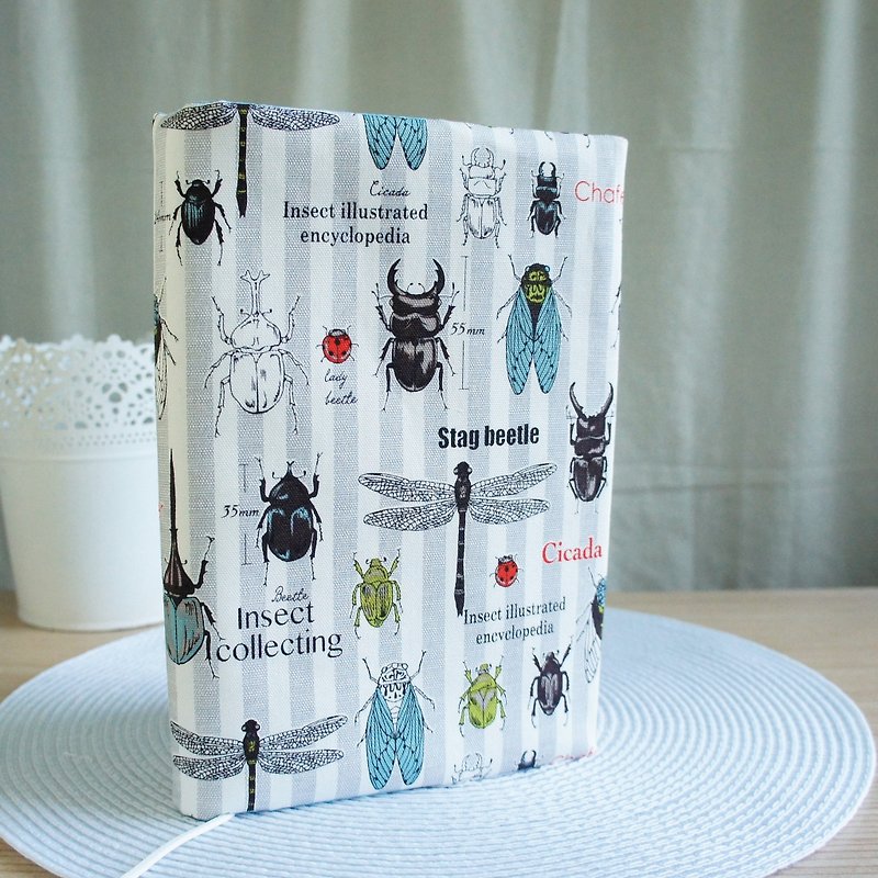 素敵な日本の布[昆虫図鑑両面布ブックジャケット、灰色のストリップ] 25 Kログ、A5手帳 - ブックカバー - コットン・麻 ホワイト