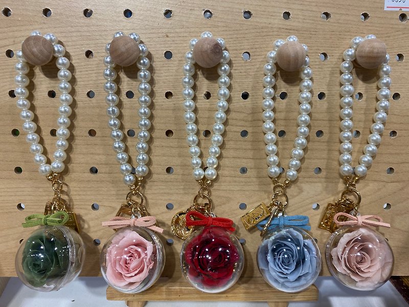 Japanese Immortal Rose Hydrangea Pearl Chain Queen Keyring - ช่อดอกไม้แห้ง - พืช/ดอกไม้ 