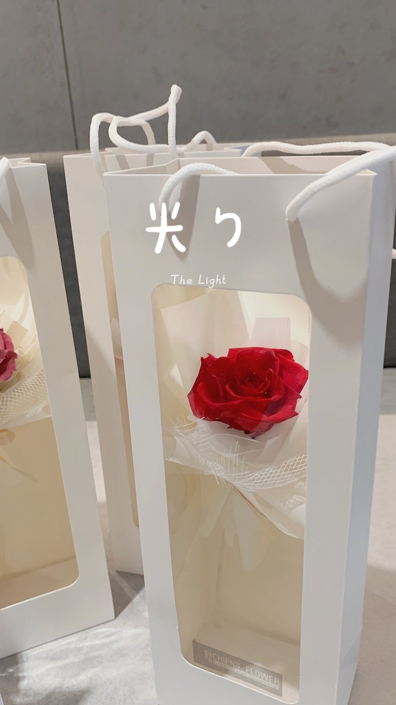 【七夕特選】親愛的他們/單支永生玫瑰精緻花禮(中) - 乾花/永生花 - 植物．花 紅色