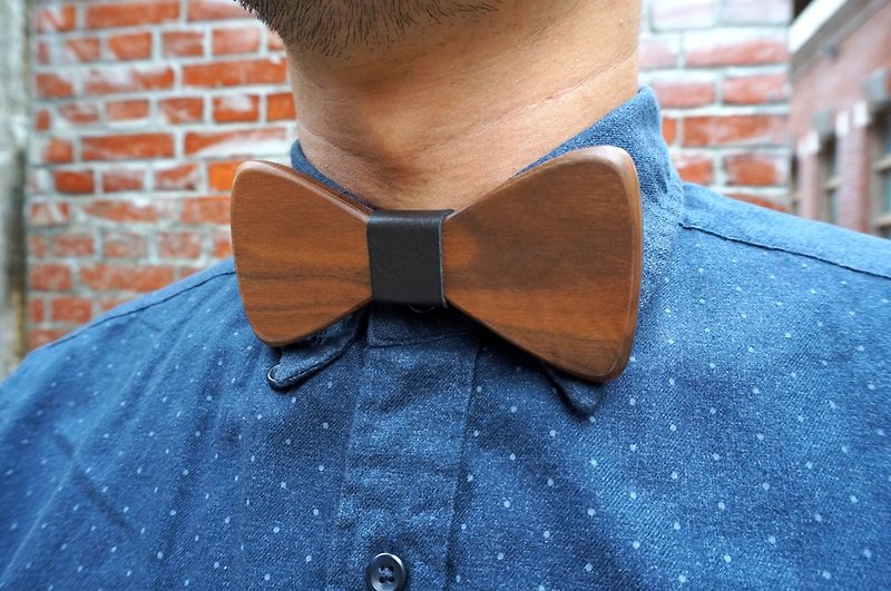 Natural Log Bow Tie-Walnut + Black Leather (Gift/Wedding/New Couple/Formal Occasion/Valentine's Day) - เนคไท/ที่หนีบเนคไท - ไม้ สีนำ้ตาล